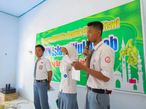 Kediri Indonesien August 2023 Student Mit Dynamischem Mikrofon Hält Präsentation — Stockfoto