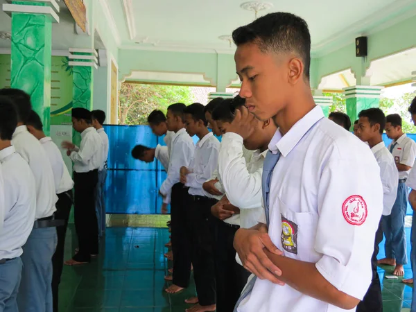 Kediri Indonesia Agosto 2023 Gli Studenti Stanno Pregando Nella Moschea — Foto Stock