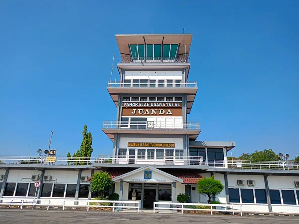 Surabaya, Endonezya - 26 Ağustos 2023: Blue Sky arka planına sahip havaalanı kontrol kulesi