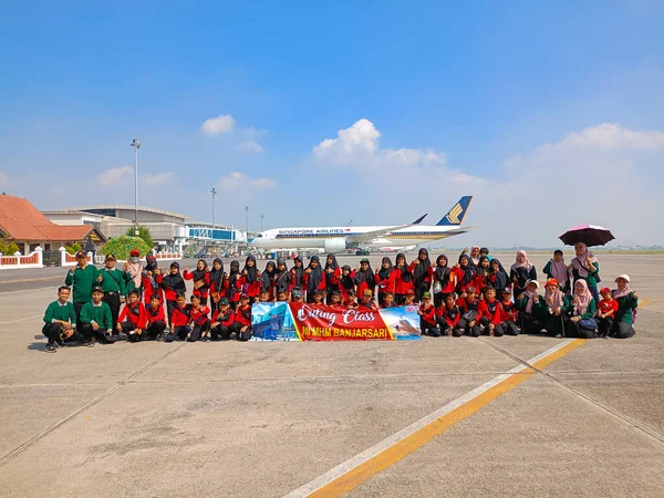 印度尼西亚 苏拉巴亚 2023年8月20日 学生们坐在一起拍照 在印度尼西亚 东爪哇 苏拉巴亚 胡安达机场学习 — 图库照片