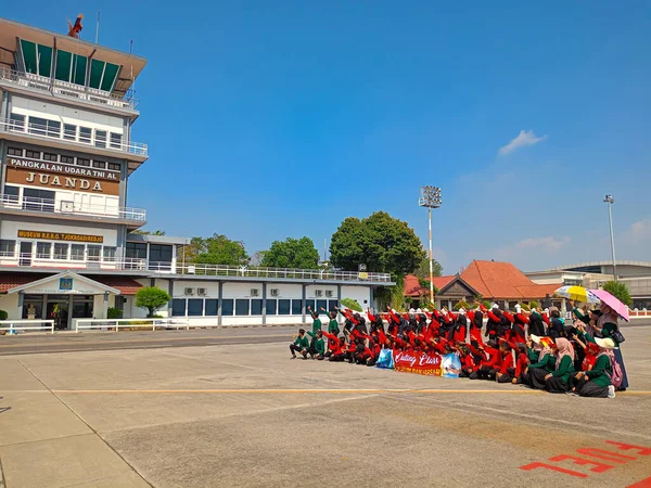 Surabaya Indonezja Sierpnia 2023 Studenci Razem Robiący Zdjęcia Podczas Wizyty — Zdjęcie stockowe