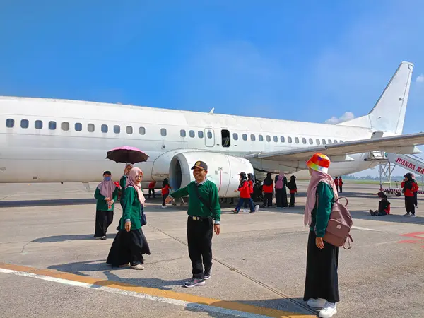 수라바야 인도네시아 2023년 28일 수라바야의 후아나다 공항에서 승객이 비행기를 탑승합니다 — 스톡 사진