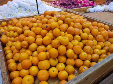 Raflarda çeşitli portakal türleri sergilenmektedir. Meyve pazarında veya süpermarkette sepetli portakal meyveleri, taze meyve ve sebze pazarı. Süpermarkette Portakallar