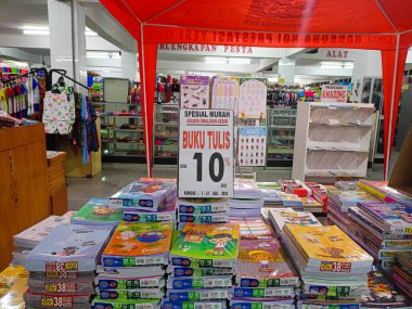 Kediri, Endonezya - 25 Ağustos 2023: Kitap Fuarı 'nda yığınla kitap. Dükkanda sergilenen kitapların seçimi.