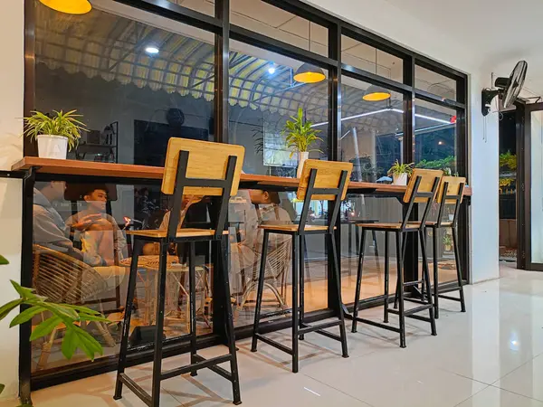 印度尼西亚Kediri 2023年8月26日 咖啡店和玻璃墙中的椅子柜台酒吧 咖啡店室内设计 椅子和玻璃墙 — 图库照片