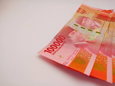 Kediri, Endonezya - 18 Ekim 2023: 100.000 rupiah banknot beyaz arka planda. Endonezya Rupisi.
