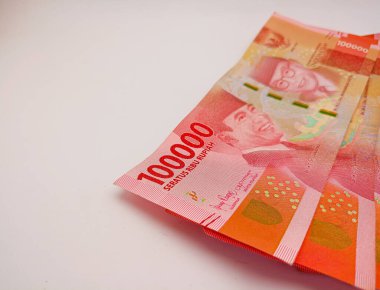 Kediri, Endonezya - 18 Ekim 2023: 100.000 rupiah banknot beyaz arka planda. Endonezya Rupisi.