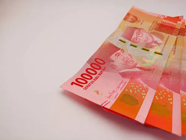 Kediri, Endonezya - 18 Ekim 2023: 100.000 rupiah banknot beyaz arka planda. Endonezya Rupisi.