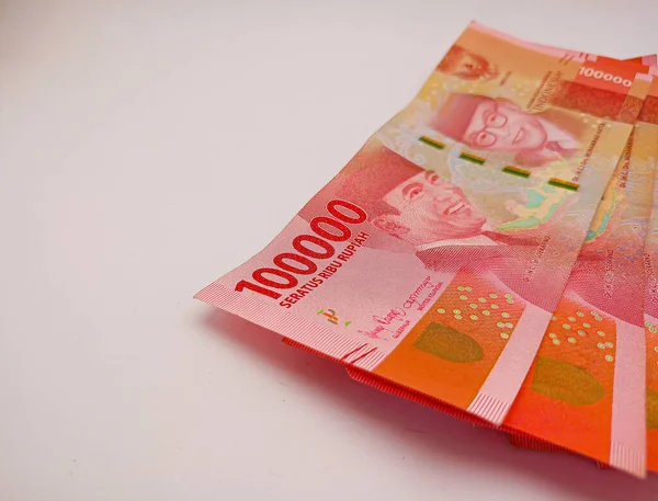 Kediri, Endonezya - 18 Ekim 2023: 100.000 rupiah banknot beyaz arka planda. Endonezya Rupisi.