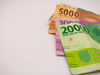 Kediri, Endonezya - 25 Ekim 2023: Endonezya kağıt para birimi 20.000, 10000, 5000 ve 2000 rupiah beyaz arka planda izole edildi