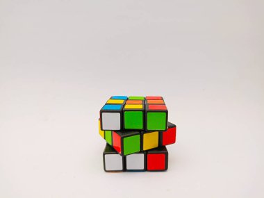 Kediri, Endonezya - 1 Ekim 2023: Beyaz arka planda Rubik Küpü. Beyaz arka planda Rubric Küp. Rubik Küpü 1974 yılında Macar mimar Erno Rubik tarafından icat edilmiştir..
