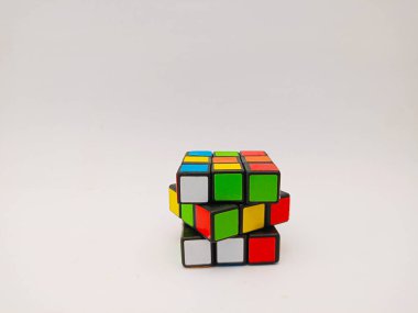 Kediri, Endonezya - 1 Ekim 2023: Beyaz arka planda Rubik Küpü. Beyaz arka planda Rubric Küp. Rubik Küpü 1974 yılında Macar mimar Erno Rubik tarafından icat edilmiştir..