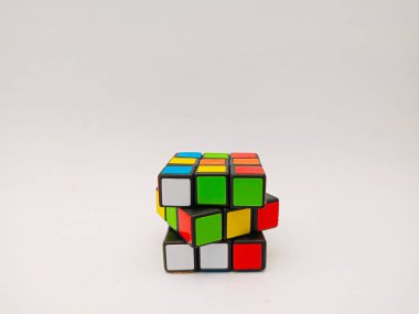 Beyaz arka planda Rubik Küpü. Beyaz arka planda Rubric Küp. Rubik Küpü 1974 yılında Macar mimar Erno Rubik tarafından icat edilmiştir..