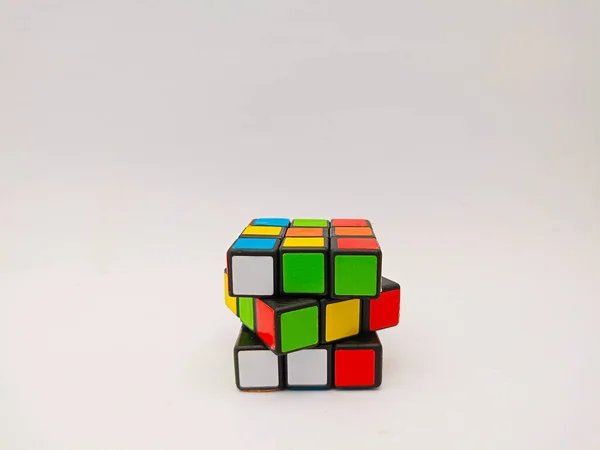Kediri, Endonezya - 1 Ekim 2023: Beyaz arka planda Rubik Küpü. Beyaz arka planda Rubric Küp. Rubik Küpü 1974 yılında Macar mimar Erno Rubik tarafından icat edilmiştir..