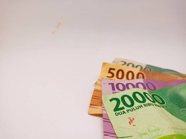 Kediri, Endonezya - 1 Ekim 2023: Endonezya kağıt para birimi 20000, 10000, 5000 ve 2000 rupiah beyaz arka planda izole edildi