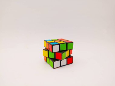 Kediri, Endonezya - 1 Ekim 2023: Beyaz arka planda Rubik Küpü. Beyaz arka planda Rubric Küp. Rubik Küpü 1974 yılında Macar mimar Erno Rubik tarafından icat edilmiştir..