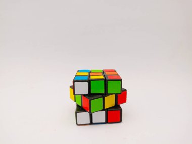 Kediri, Endonezya - 1 Ekim 2023: Beyaz arka planda Rubik Küpü. Beyaz arka planda Rubric Küp. Rubik Küpü 1974 yılında Macar mimar Erno Rubik tarafından icat edilmiştir..