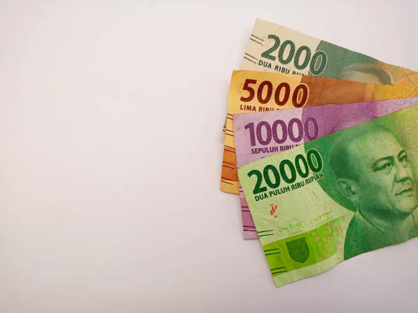 Kediri, Endonezya - 1 Ekim 2023: Endonezya kağıt para birimi 20000, 10000, 5000 ve 2000 rupiah beyaz arka planda izole edildi