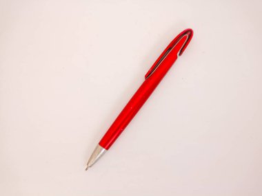 Beyaz arkaplanda kırmızı tükenmez kalem ya da kırmızı kalem var.