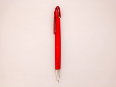 Beyaz arkaplanda kırmızı tükenmez kalem ya da kırmızı kalem var.