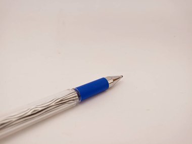 Beyaz arka planda mavi tükenmez kalem. Öğrenciler ve ofis çalışanları için kullanılır.