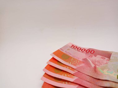 Kediri, Endonezya - 16 Ocak 2024: 100.000 rupiah banknot beyaz arka planda. Endonezya Rupisi.