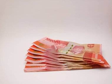 Kediri, Endonezya - 16 Ocak 2024: 100.000 rupiah banknot beyaz arka planda. Endonezya Rupisi.