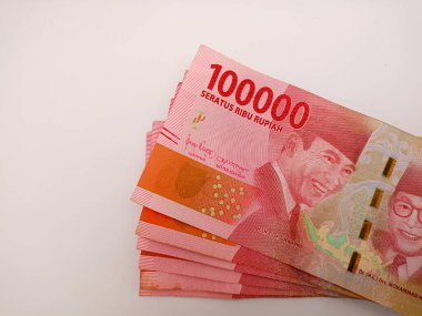 Kediri, Endonezya - 16 Ocak 2024: 100.000 rupiah banknot beyaz arka planda. Endonezya Rupisi.