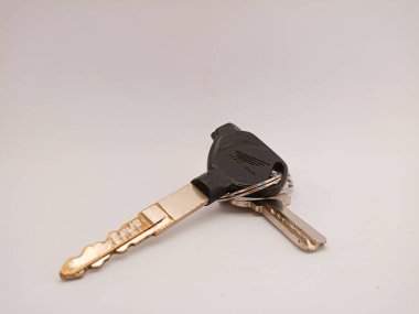 Kediri, Endonezya - 16 Ocak 2024: Beyaz arka planda Honda motosiklet anahtarı ve anahtarlığı