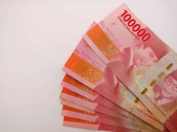 Kediri, Endonezya - 16 Ocak 2024: 100.000 rupiah banknot beyaz arka planda. Endonezya Rupisi.