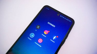 Kediri, Endonezya - 4 Nisan 2024: sosyal medya uygulama simgeleri instagram, facebook, twitter ve telgraflı cep telefonu ekranı