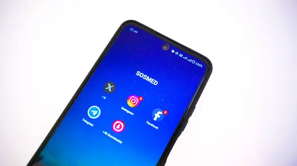Kediri, Endonezya - 4 Nisan 2024: sosyal medya uygulama simgeleri instagram, facebook, twitter ve telgraflı cep telefonu ekranı