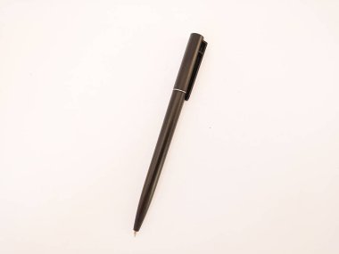 beyaz bir arka plan üzerinde izole siyah tükenmez kalem