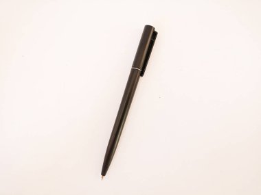 beyaz bir arka plan üzerinde izole siyah tükenmez kalem