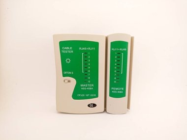 Kediri, Endonezya - 6 Mayıs 2024: Soldan ve sağdan ayrılan LAN Testi beyaz arka plana yerleştirilmiştir. Bu LAN Testi genellikle LAN kablosunun düzgün çalışıp çalışmadığını test etmek için kullanılır..