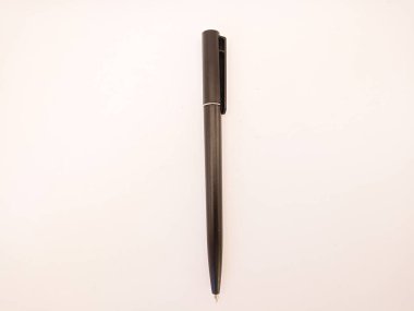 beyaz bir arka plan üzerinde izole siyah tükenmez kalem