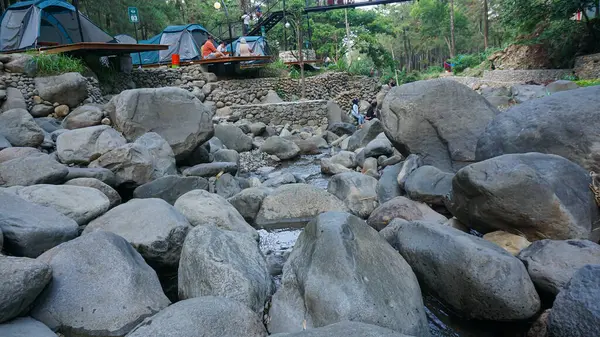 Kediri, Endonezya - 24 Aralık 2023: Çevresindeki yeşil manzaralı Rocky Nehri