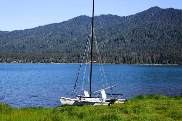Segelboot Auf Einem See Hochwertiges Foto — Stockfoto