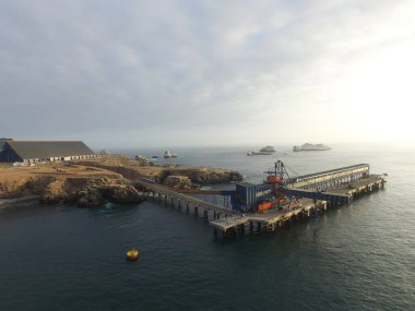 Alacakaranlıkta ve şafakta limanda gemi resimleri.