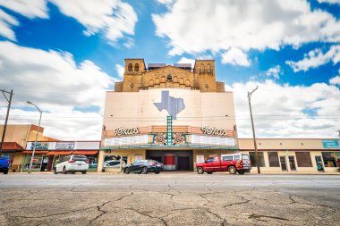 Teksas, San Angelo 'daki Teksas Tiyatrosu bulutlara ve gökyüzüne karşı duruyor. Eski mimarisi Birleşik Devletler tarihinin eşsiz bir yapısıdır. Yüksek kalite fotoğraf
