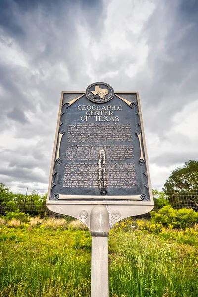 Знак Стоїть Географічному Центрі Техасу Штормовим Небом Темними Хмарами Над — стокове фото