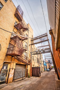 Abilene, Teksas 'ta eski bir bina. Metal yangın çıkışı ve yukarıdan geçen elektrik hatları var. Yüksek kalite fotoğraf