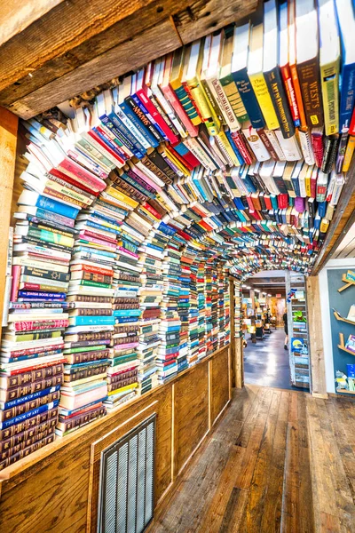 Tunel Knihkupectví Přestávek Brownwoodu Texasu Zaplňuje Velká Skupina Pestrobarevných Knih — Stock fotografie