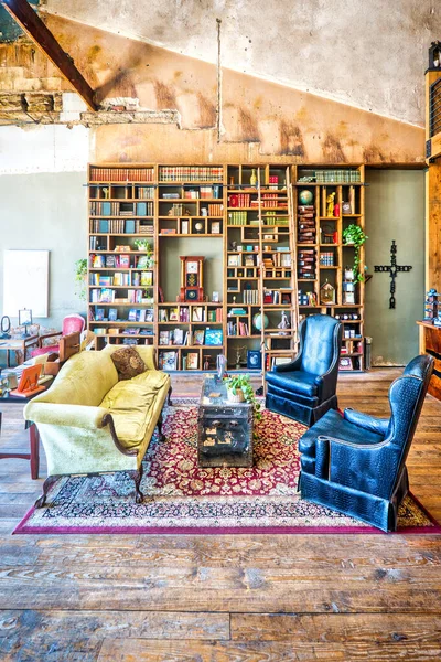 Brownwood, Teksas 'taki Intermission Kitapevi' nde rahat bir odada şık mobilyalar ve davet edici iç tasarım bulunuyor. Yüksek kalite fotoğraf