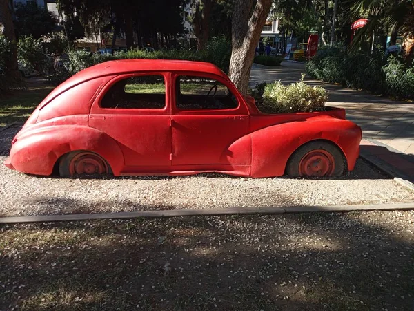 Украшение Красной Машины Парке Ней Много Растений — стоковое фото