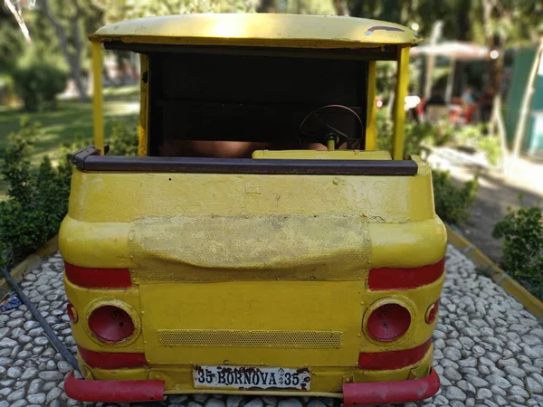 Camión Amarillo Decorativo Parque — Foto de Stock