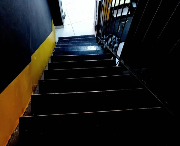 階段がある場所に降りて行く — ストック写真