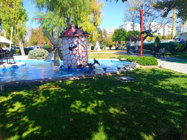 Güvercinli Güzel Bir Park Manzarası Havuzdaki Değirmen Bayrakli Zmir — Stok fotoğraf