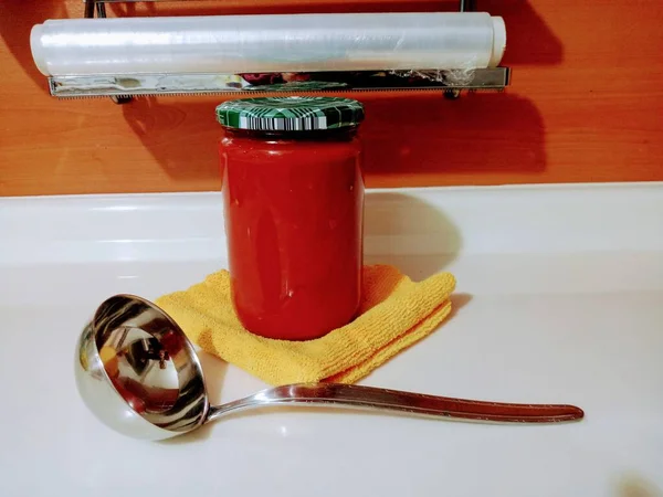 台所で缶詰のトマトをみじん切り 自家製 — ストック写真