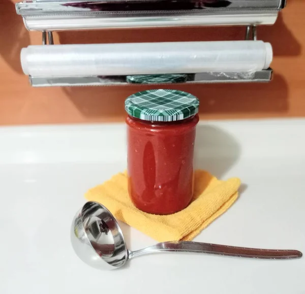 Siekane Pomidory Puszce Domowej Roboty Widok Kuchni — Zdjęcie stockowe